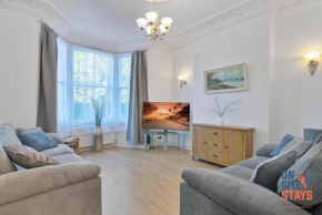 OnSiteStays - Tranquil 2 Bedroom Apartment with Large Kitchen, Private Garden near Wimbledon Station